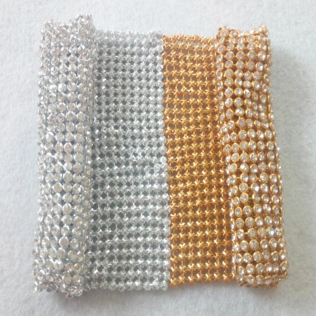 Tecido Metálico Brilhante com Lantejoulas Douradas e Prateadas – Strass Reluzente em Pequeno Formato 10x10cm