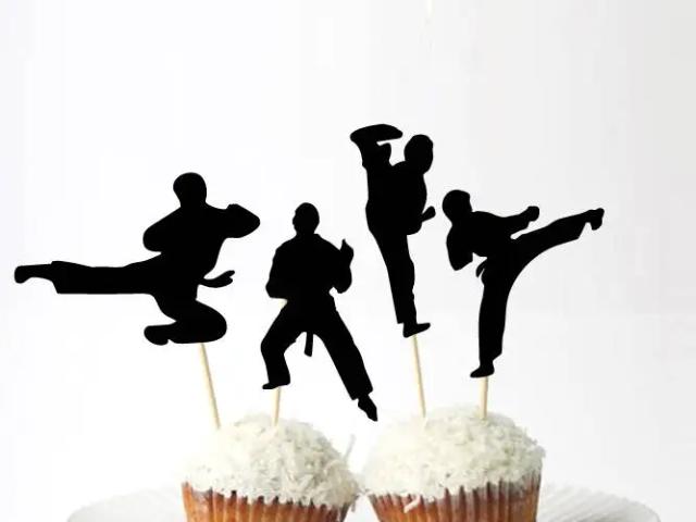 Conjunto de 12 Toppers de Cupcake de Karatê para Aniversários e Festas com Palhetas, Espetos de Frutas e Buracos de Rosquinha