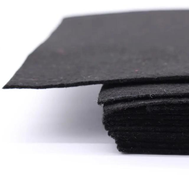Feltro Preto e Pano Branco de 2mm em Poliéster para Costura Artesanal e DIY