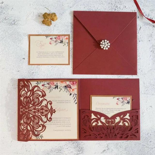 Conjunto de 10 Cartões e Convites de Casamento com Corte a Laser e Três Dobras Exclusivas