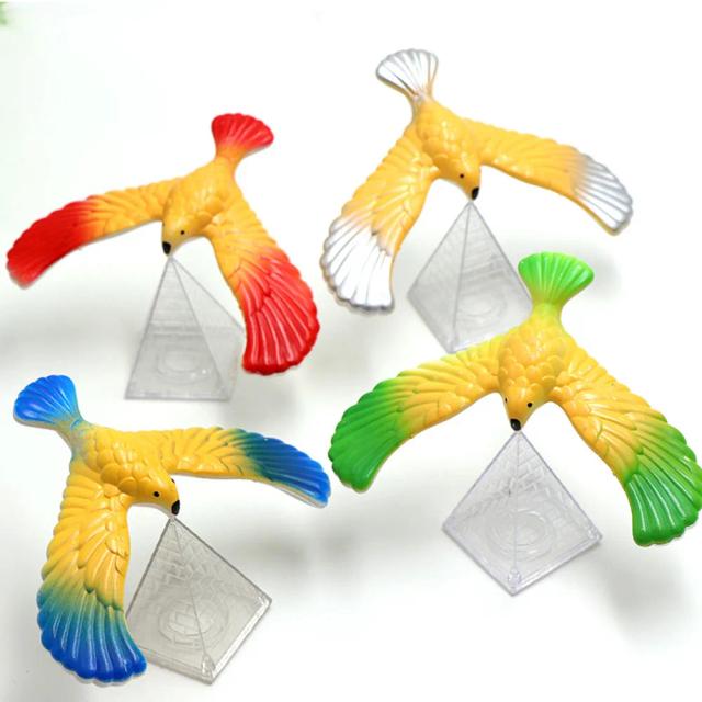 Decoração de Mesa com Pirâmide Águia de Equilíbrio e Miniaturas Engraçadas para Presentes Infantis