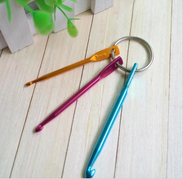 Conjunto de Mini Agulhas de Crochê em 3 Tamanhos com Chaveiro - Ganchos Multicoloridos de Alumínio para Projetos DIY