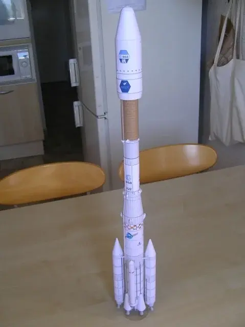 Modelo de Foguete Ariane 4 em Papel - Kit Europeu de Alta Qualidade