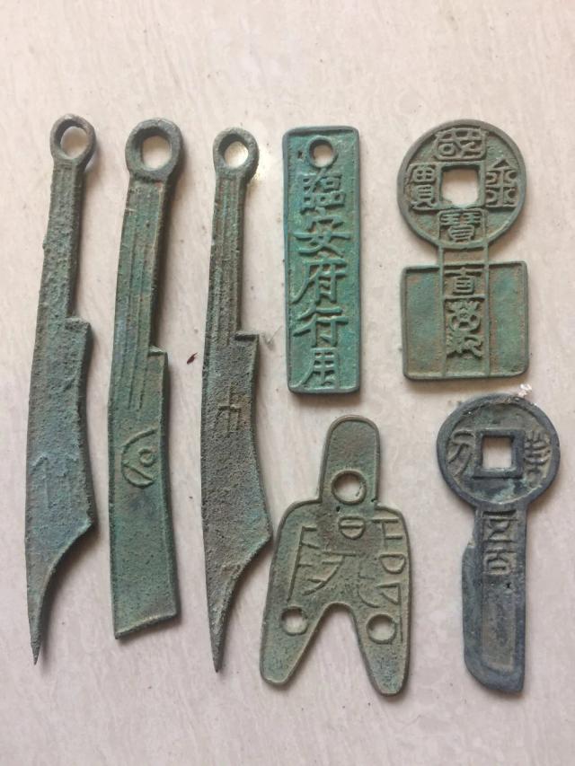Coleção de 10 Moedas em Forma de Faca Antiga - Relíquias da China Antiga Enviadas Aleatoriamente