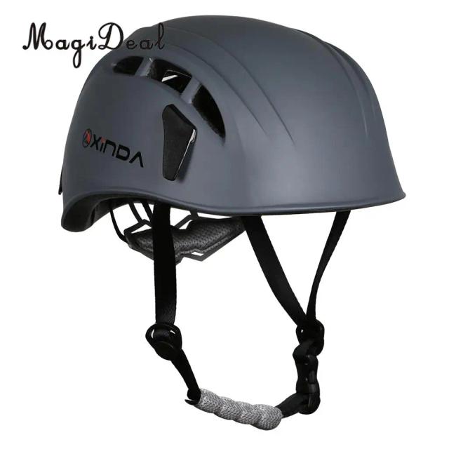 Capacete Cinza de Segurança para Escalada e Montanhismo: Equipamento Essencial para Atividades ao Ar Livre