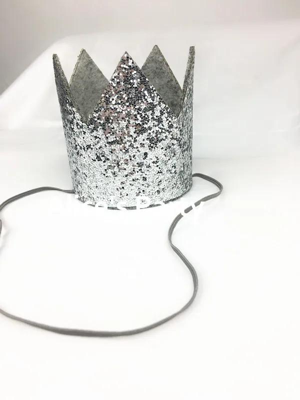 Aniversário Dourado: Festa de Primeira Idade com Chapéus e Adereços para Meninas