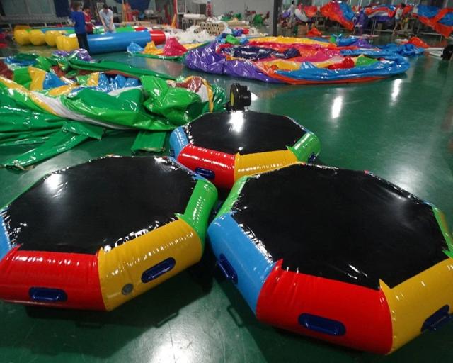 Trampolim Inflável para Esportes Aquáticos: Diversão Garantida em Cada Salto!