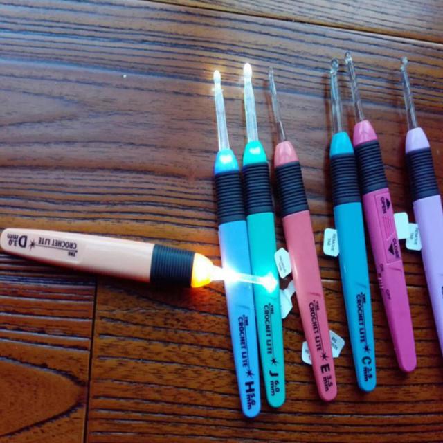 Gancho de Crochê com Luz LED e Agulhas de Tricô em Diversos Tamanhos – Ferramenta DIY para Tecelagem em Cores Aleatórias