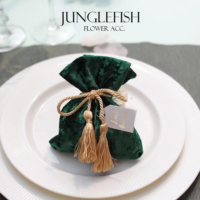 "Elegantes Lembrancinhas de Veludo Verde com Cordão e Cartões - Ideal para Festas e Eventos"