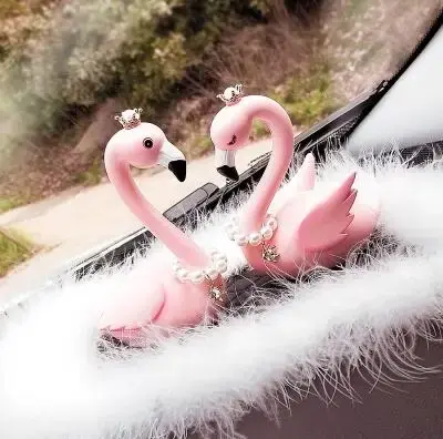 Decoração Fofa para Carro: Enfeite de Flamingo, Bonecas de Brinquedo e Acessórios Charmosos para Mulheres