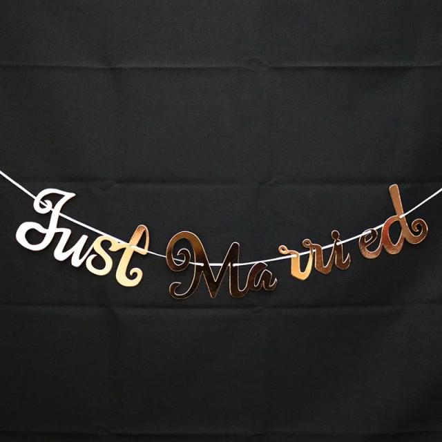 Banner Glitter "Apenas Casado" em Ouro para Decoração de Casamento e Chuveiro de Noiva