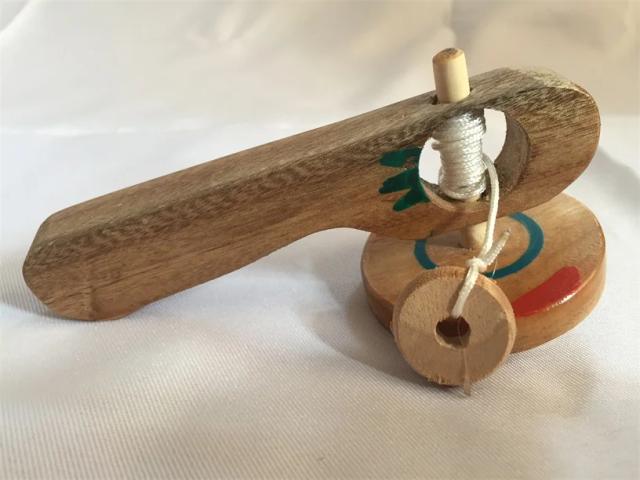 Beyblade de Madeira 2019: Kit Giratório com Lançador e Cordão Rip - 14cm para Crianças