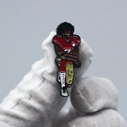Interessante Jogadores de Futebol Americano Broche Dos Desenhos Animados Originalidade Lapela Emblema Denim Jaqueta Mochila Pin Dado Amigos Fãs Presentes - Image 6