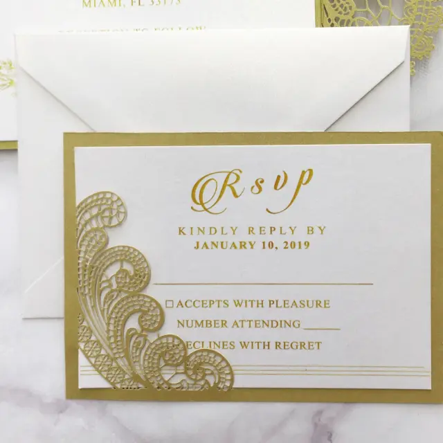 Cartões RSVP Elegantes em Couro Dourado com Envelopes para Convite de Casamento a Laser - Pacote com 50 Unidades