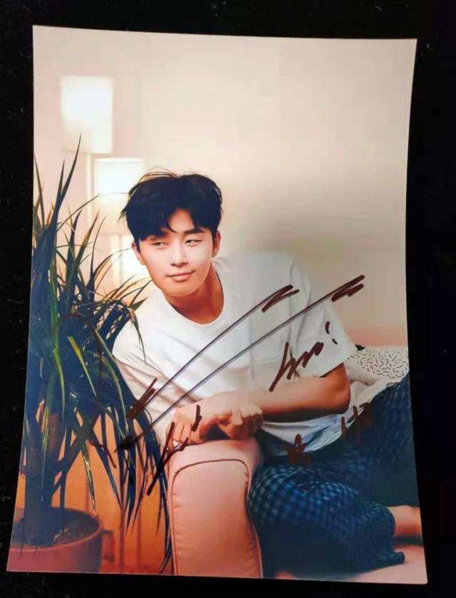 Dispositivo Autografado à Mão por Seo Jun - Foto em Grupo 5x7 de 02/2021