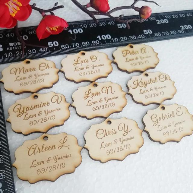 Etiquetas de Madeira Personalizadas para Casamento: Lembrancinhas Rústicas com Nomes Exclusivos e Decoração Elegante
