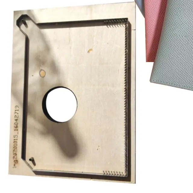 Guia Completo de Artesanato em Couro: Molde e Ferramentas para Criar Passaportes e Cortes com Faca de Metal Oco