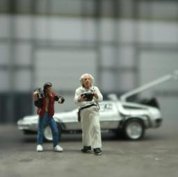 Clássico Diorama Miniature Cena Coleção Modelo, De Volta Para O Futuro, 2 Pessoas Elenco Carro de Liga, Figuras Simulação Estáticas, Escala 1:64 - Image 1