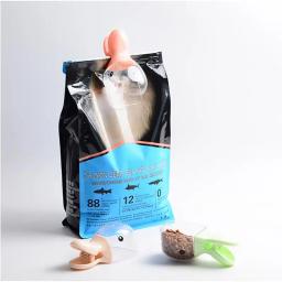 Colher de comida para animais de estimação multi-propósito, colher desenho animado de plástico com canal para cães e gatos, suprimentos de alimentação para animais de estimação, 1 peça - Image 3