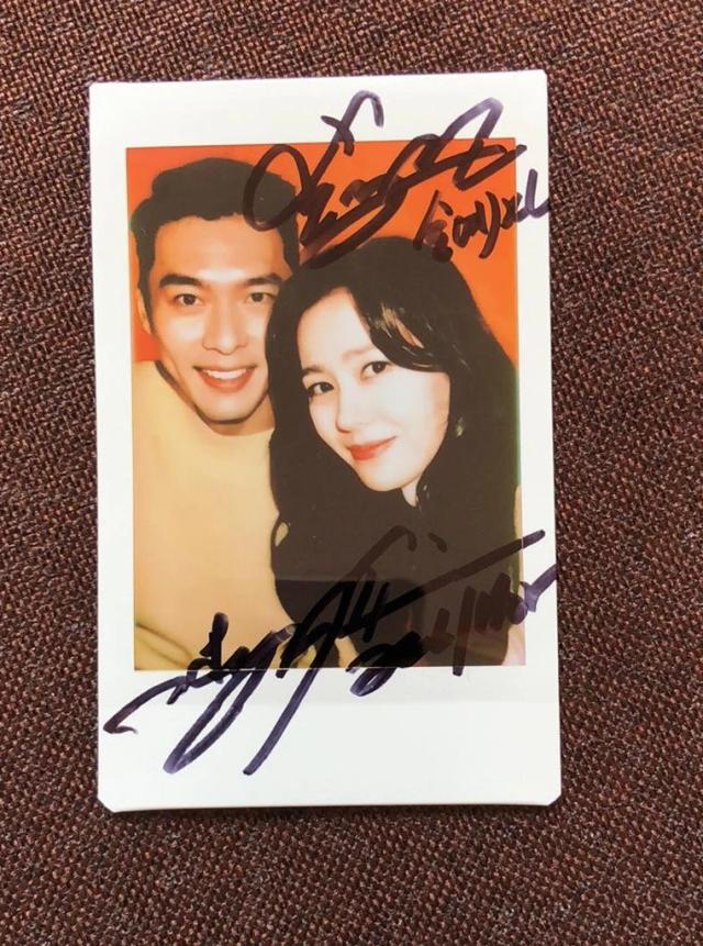 Cartões Fotográficos Autografados de Hyun Bin e Son Ye Jin - Coleção K-Pop 2023 com Colagem Exclusiva de 3 Polegadas