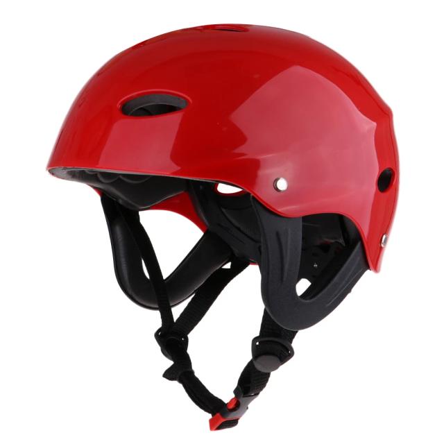 Capacete de proteção para esportes aquáticos: caiaque, kitesurf e windsurf na cor vermelha