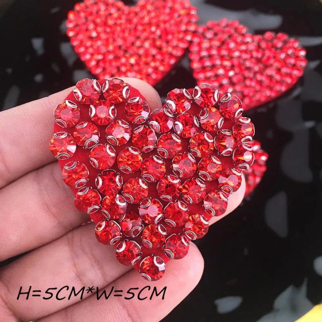 Camisetas e Jaquetas Artesanais com Patches e Pedras de Strass em Tema Vermelho de Amor e Coração - Faça Você Mesmo com Costura Criativa