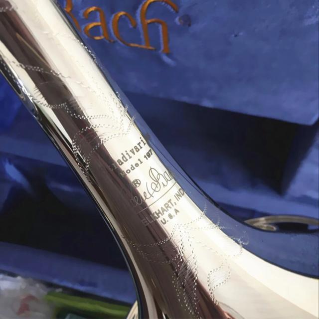Vestuário para Músicos: Trompete com Elegante Caixa de Prata Banhada a Prata
