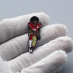 Interessante Jogadores de Futebol Americano Broche Dos Desenhos Animados Originalidade Lapela Emblema Denim Jaqueta Mochila Pin Dado Amigos Fãs Presentes - Image 5
