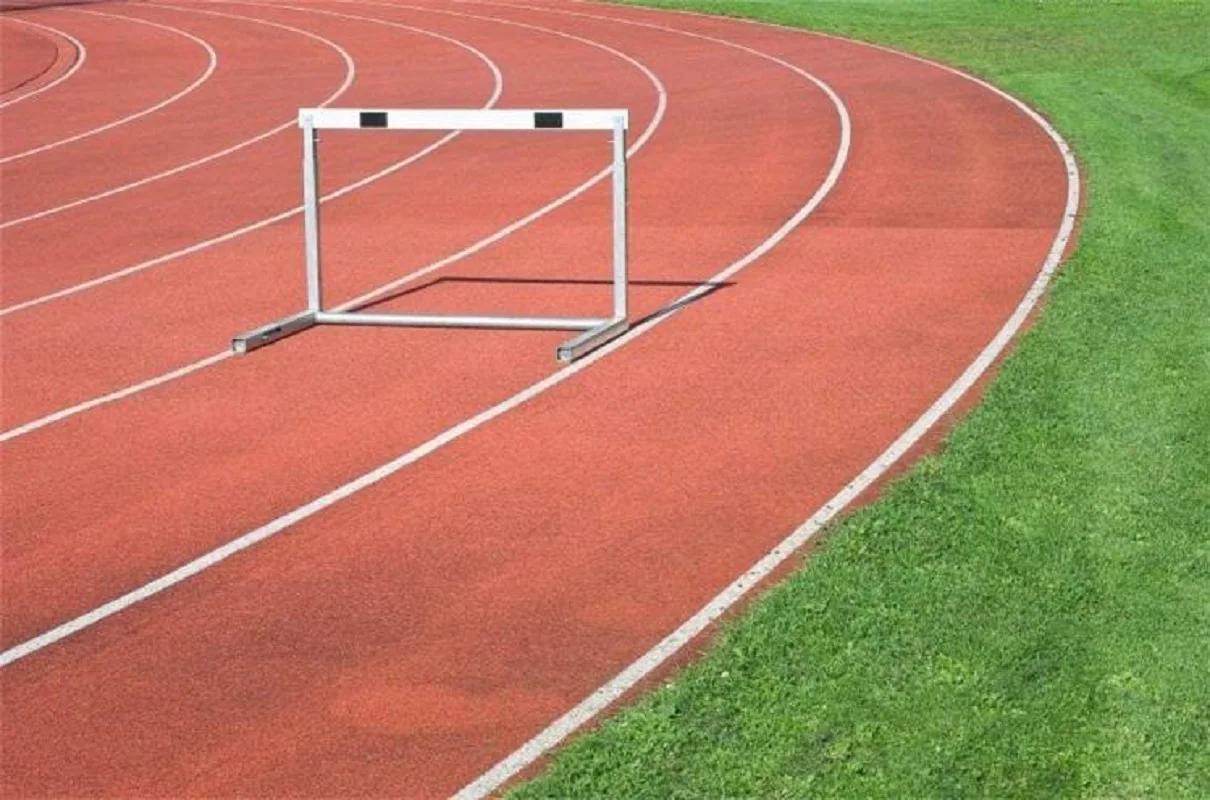 Atleta pista de corrida pano de fundo pastagem atletismo competição desportista pista obstáculo foto fundo esportes tema festa - Image 1