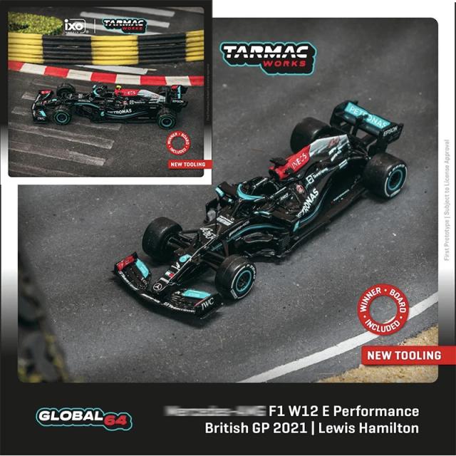 Modelo Diecast Tarmac Works TW 1:64 F1 W12 E Desempenho 44 77 - Miniatura Colecionável de Carro de Brinquedo em Diorama