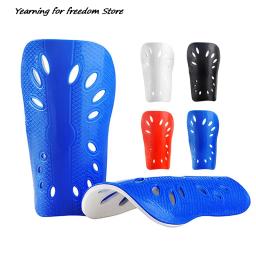 1 par caneleiras de futebol plástico guardas protetor de perna para crianças adulto equipamentos de proteção respirável caneleira - Image 1