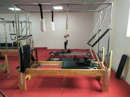 # X Máquina comercial de treinamento de estúdio de ioga de madeira de carvalho Pilates Maple Wooden 3 em 1 Pilates Cadillac Reformer - Image 6