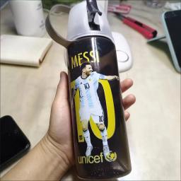 Esportes ao ar livre portáteis flip tampa garrafa bebendo, futebol estrela palha copo de água, gradiente preto cinza Messi Ronaldo Neymar, 600ml - Image 1