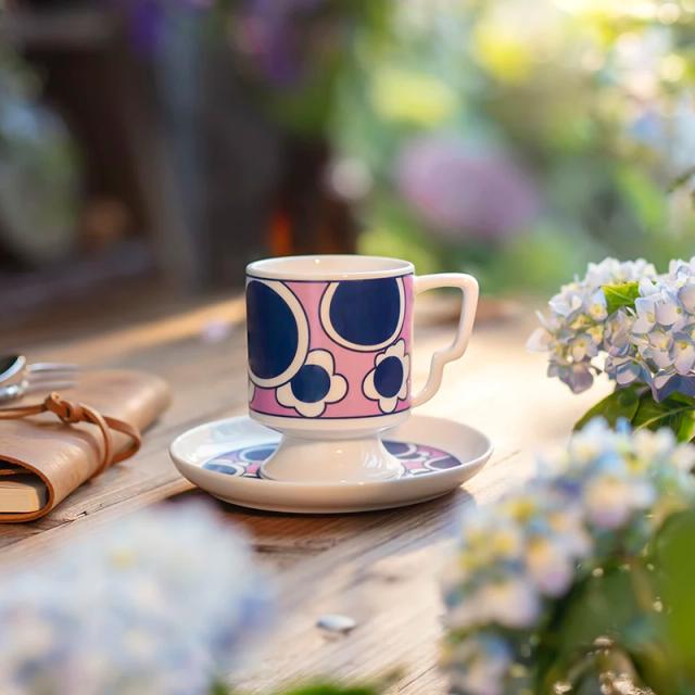 Caneca Retro Medieval com Prato - Elegante Conjunto de Cerâmica para Café da Tarde em Estilo Francês