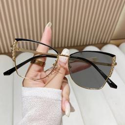 Óculos fotocromos anti-luz azul para mulheres, moldura metálica triangular vintage, mudança de cor, óculos de proteção para os olhos - Image 1