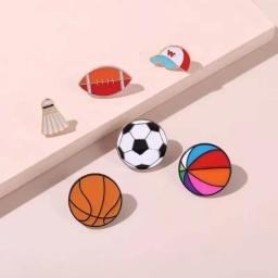 Bolas esportivas Esmalte Pins Menino Estudantes Futebol Futebol Bola de praia Atletismo Broche Pins Casacos Saia Emblema Jóias Amigos Presentes - Image 1