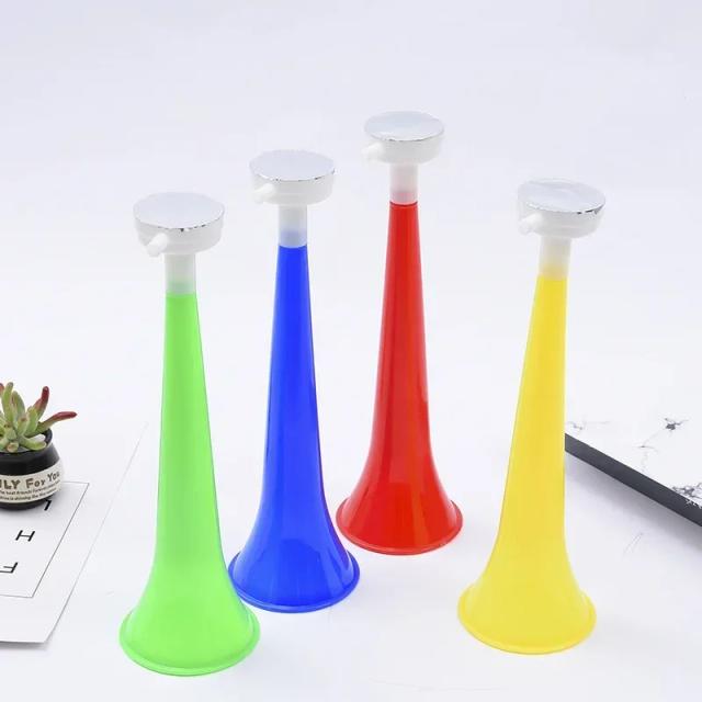 Acessórios Vibrantes para Fãs de Futebol: Cornetas Plásticas, Vuvuzelas e Adereços para Torcedores na Copa do Mundo