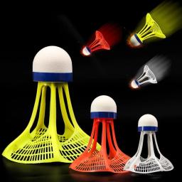 Noite escura led badminton iluminação bolas iluminação luminosa cabeça de espuma badminton durável volante luminoso jogo ao ar livre - Image 1