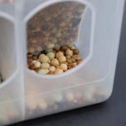 Alimentadores impermeáveis de pássaros com gancho Design arredondado Nenhum desperdício Alimentadores de codorna 3 slots pequenos Gaiola para papagaio, Acessórios para pássaros - Image 3