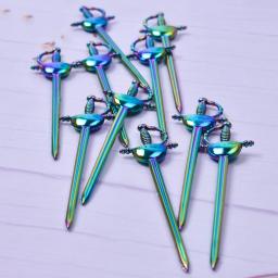 Rainbow Alloy Esgrima Encantos, Western Sword Pendant Acessório, DIY Fazer Jóias, Colar Chaveiro Suprimentos, Bulk Atacado, 5Pcs - Image 4