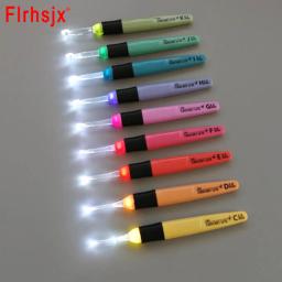 1pc led luz ganchos de crochê agulhas de tricô acessórios ferramentas de tecelagem ganchos de crochê diy luminosa ferramenta de agulha de tricô - Image 1