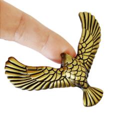 Metal Balancing Bird Science Desk Toy, Gravidade com Pirâmide, Escritório divertido novidade presentes para adultos e crianças, brinquedo de descompressão - Image 1
