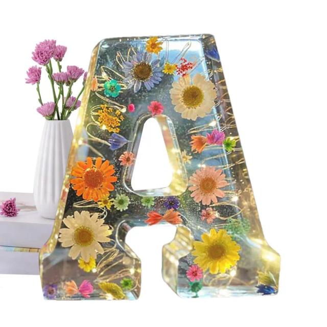 Lâmpada de mesa decorativa com flores secas e letra inicial em resina para iluminar suas noites