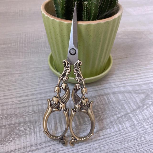 Tesoura Vintage Retro para Costura em Tecido, Bordado e Ponto Cruz - Ferramenta Ideal para Alfaiates em Preto e Ouro