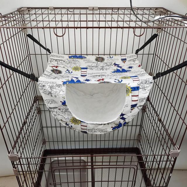 Suprimentos essenciais para gatos: gaiola, caixa de areia e cesta suspensa para pets