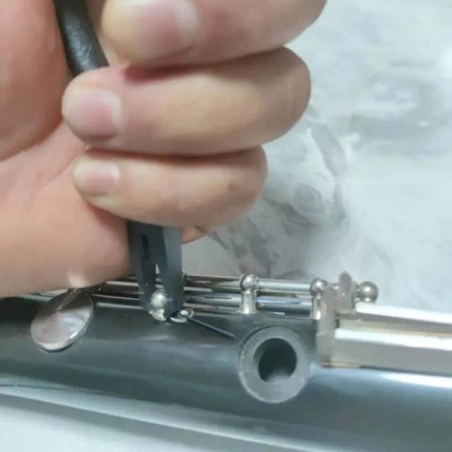 Alicate Profissional para Instalação e Remoção de Molas de Instrumentos de Sopro como Saxofone, Clarinete e Flauta