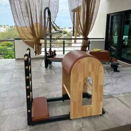 Novo design de casa pilates reformador yoga estúdio máquina carvalho madeira escada barril com alumínio aço bordo plutônio - Image 2