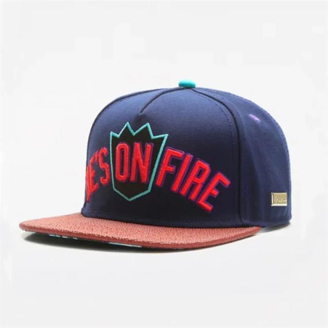 Bonés de Beisebol Bordados de Luxo Unissex: Estilo Snapback para Hip-Hop e Proteção Solar para Todos.