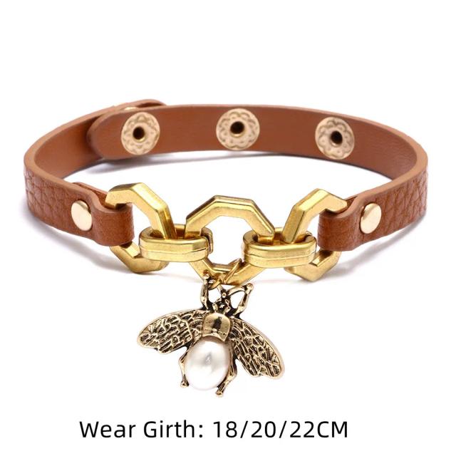 Pulseiras e Braceletes de Couro PU Estilo Punk para Mulheres com Botões de Metal e Pingentes de Abelha - Novidade 2024