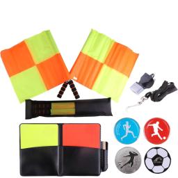 Bandeira vermelha e amarela do jogo do cartão do árbitro do futebol com lápis, o cartão de advertência do futebol e o selecionador da borda - Image 1